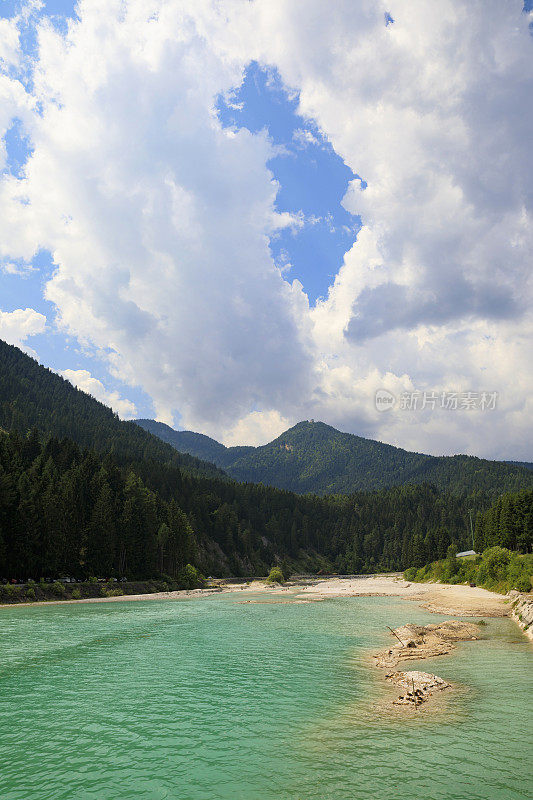 夏天的风景。美丽的Auronzo湖- Lago di Auronzo (Auronzo di Cadore)山在Dolomites，意大利北部。山上的夏天